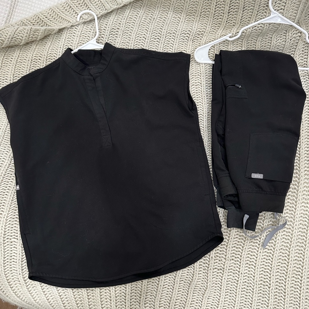 Figs BLACK Jogger Scrub Pants XXS
+
BLACK Rafaela Collar Scrub Top XXS